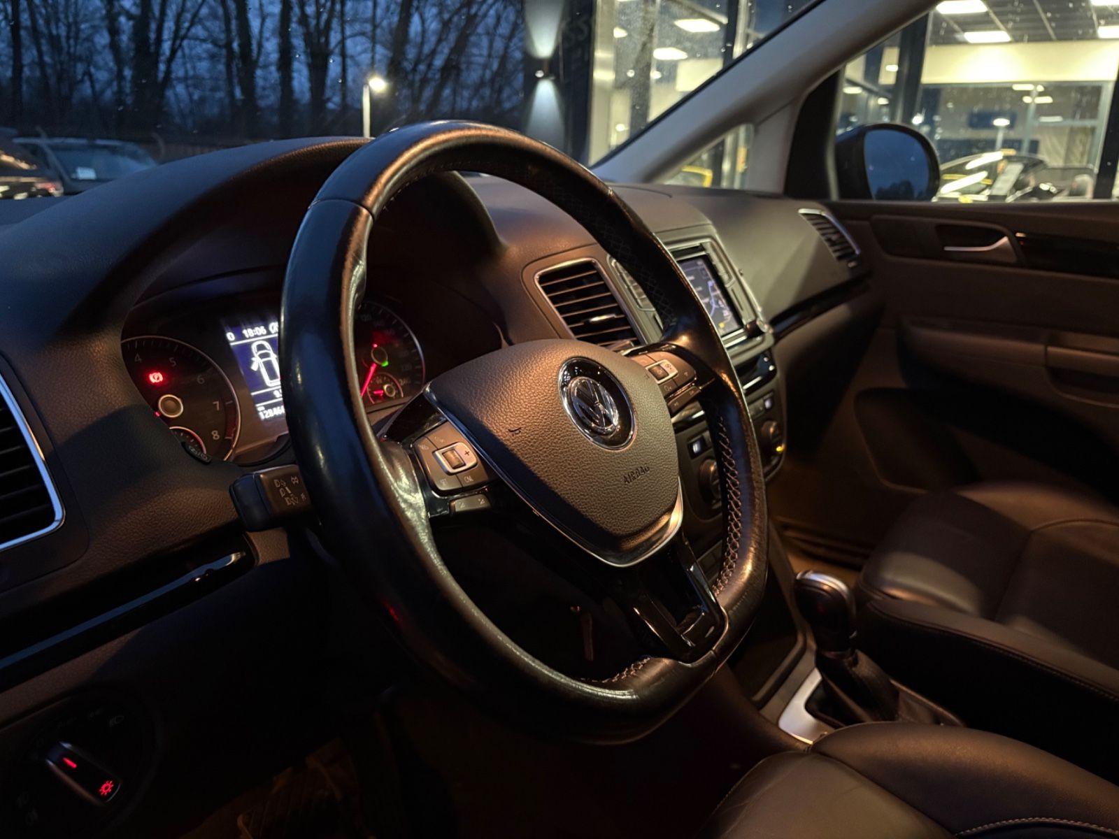 Fahrzeugabbildung Volkswagen SHARAN HIGHLINE*AUT*PANO*7 SITZER*EL TÜREN*2.HD*