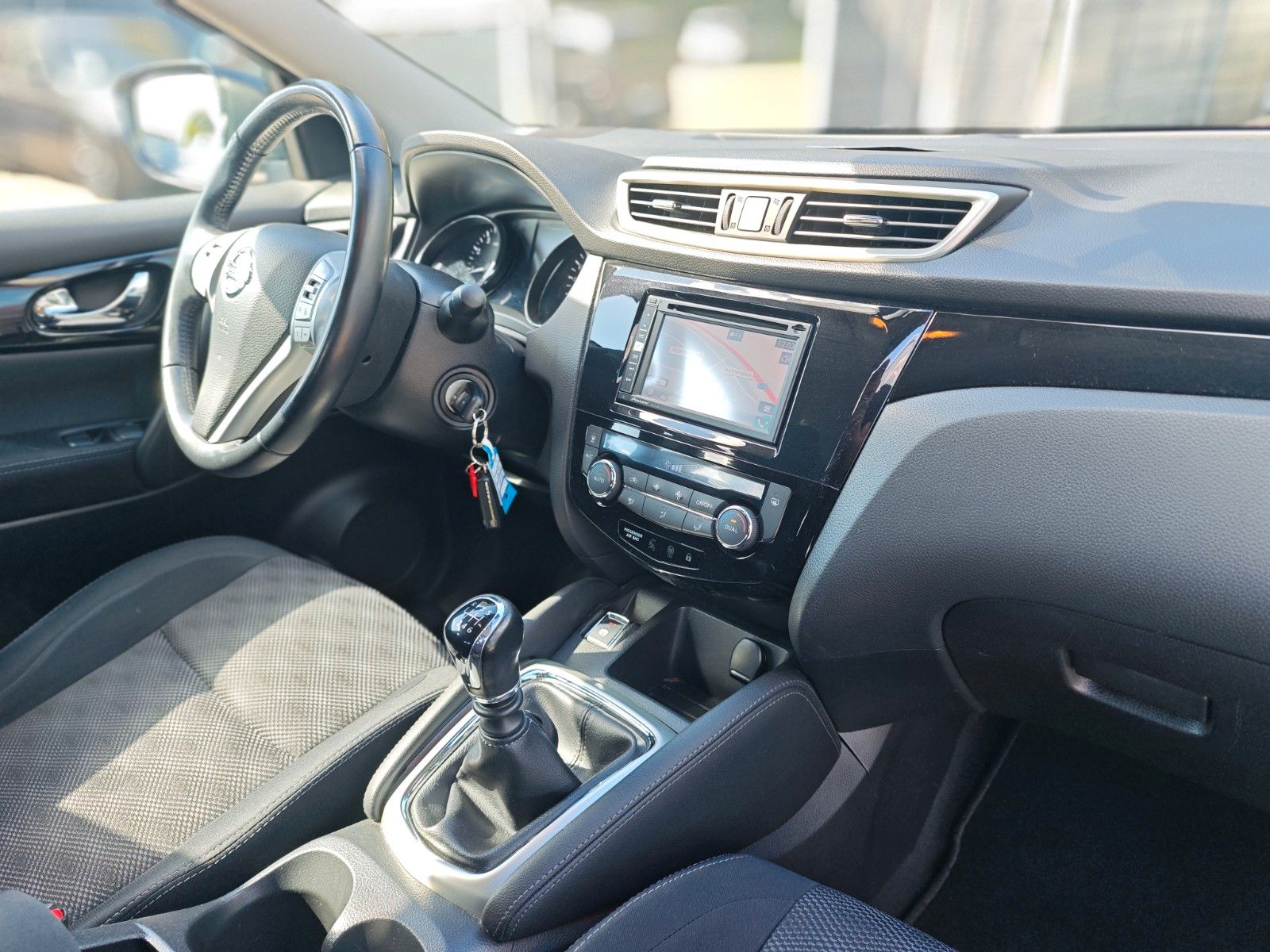 Fahrzeugabbildung Nissan QASHQAI ACENTA *2. HAND*NAVI*ALU*PDC*