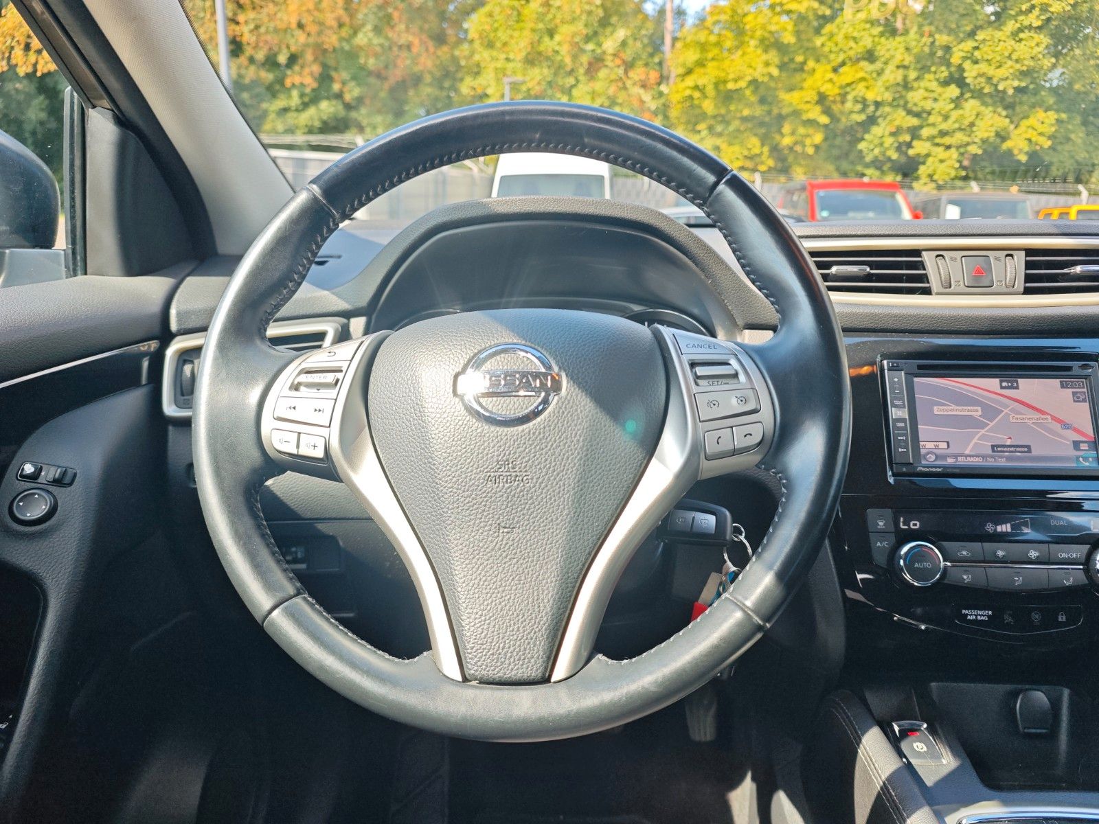 Fahrzeugabbildung Nissan QASHQAI ACENTA *2. HAND*NAVI*ALU*PDC*