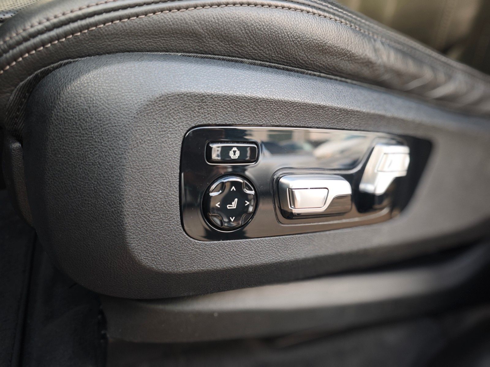 Fahrzeugabbildung BMW X7 xDrive 40d M SPORT*SOFT*LUFT*7SEATS*LASER*1.H