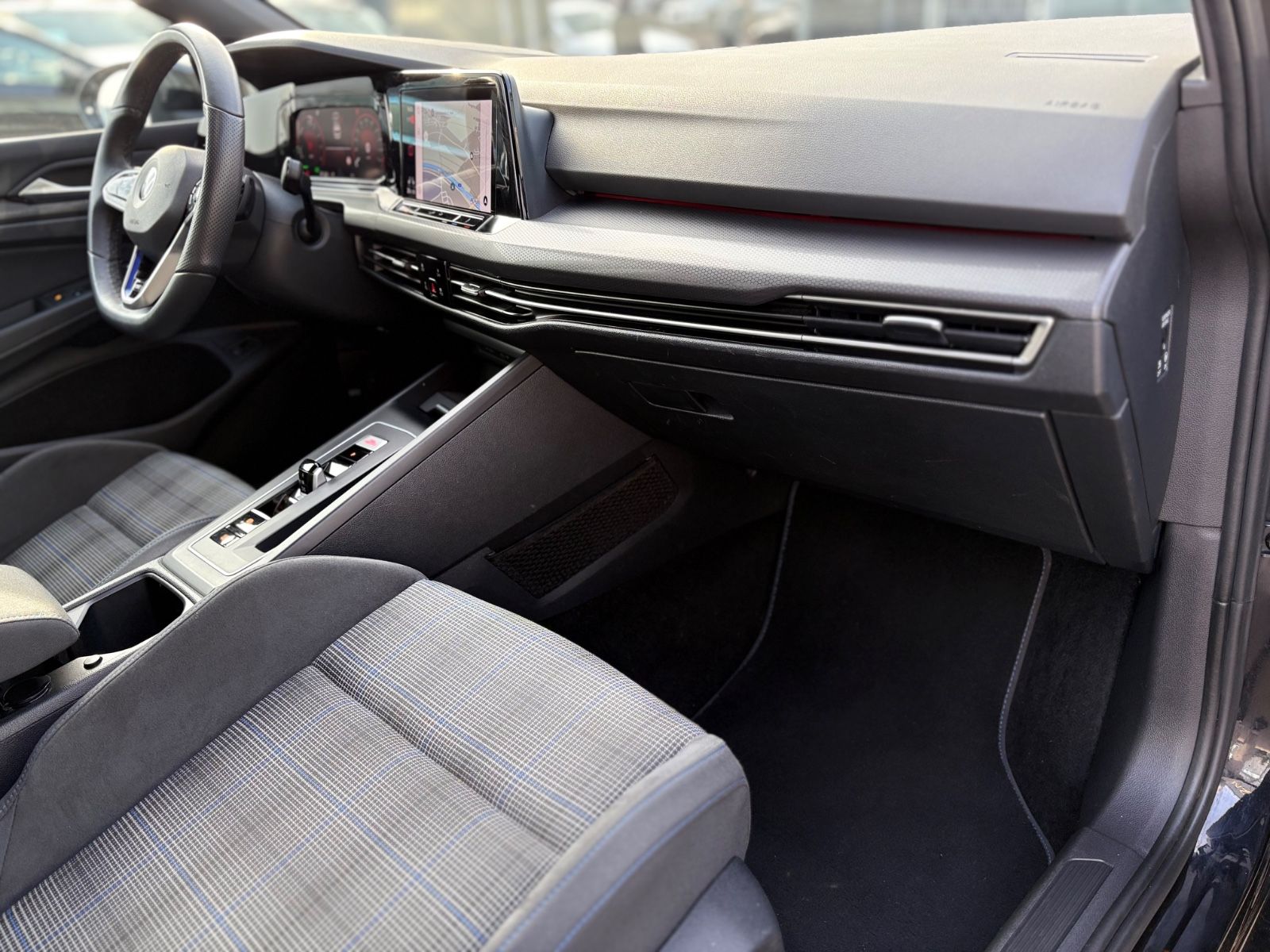 Fahrzeugabbildung Volkswagen Golf VIII LIM GTE*AUT*VOLL-LED*KAMERA*2.HD*TOP