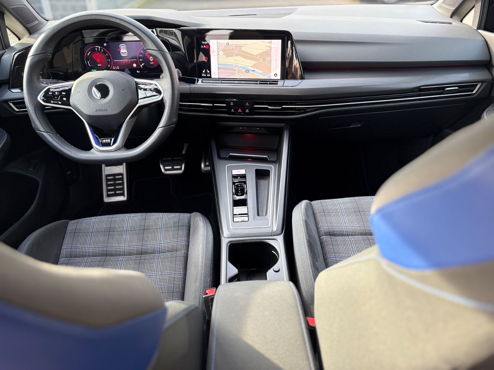 Fahrzeugabbildung Volkswagen Golf VIII LIM GTE*AUT*VOLL-LED*KAMERA*2.HD*TOP