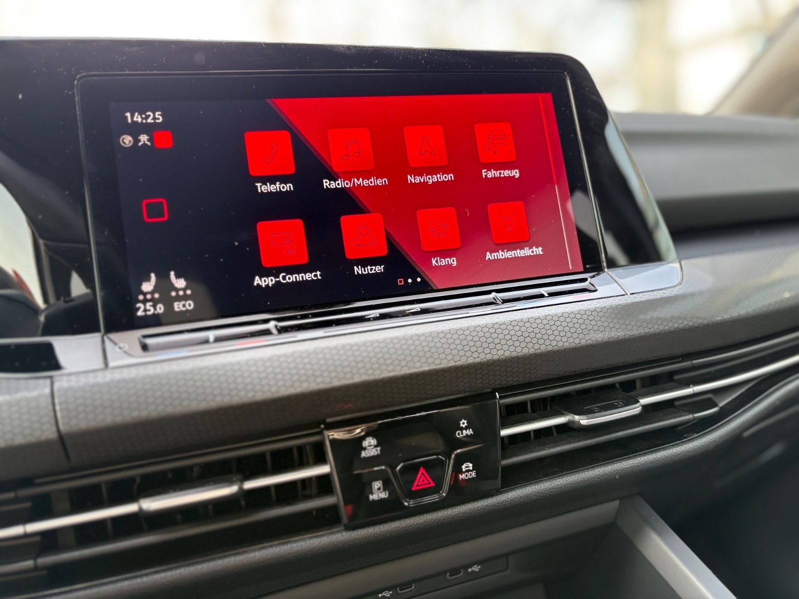 Fahrzeugabbildung Volkswagen Golf VIII LIM GTE*AUT*VOLL-LED*KAMERA*2.HD*TOP