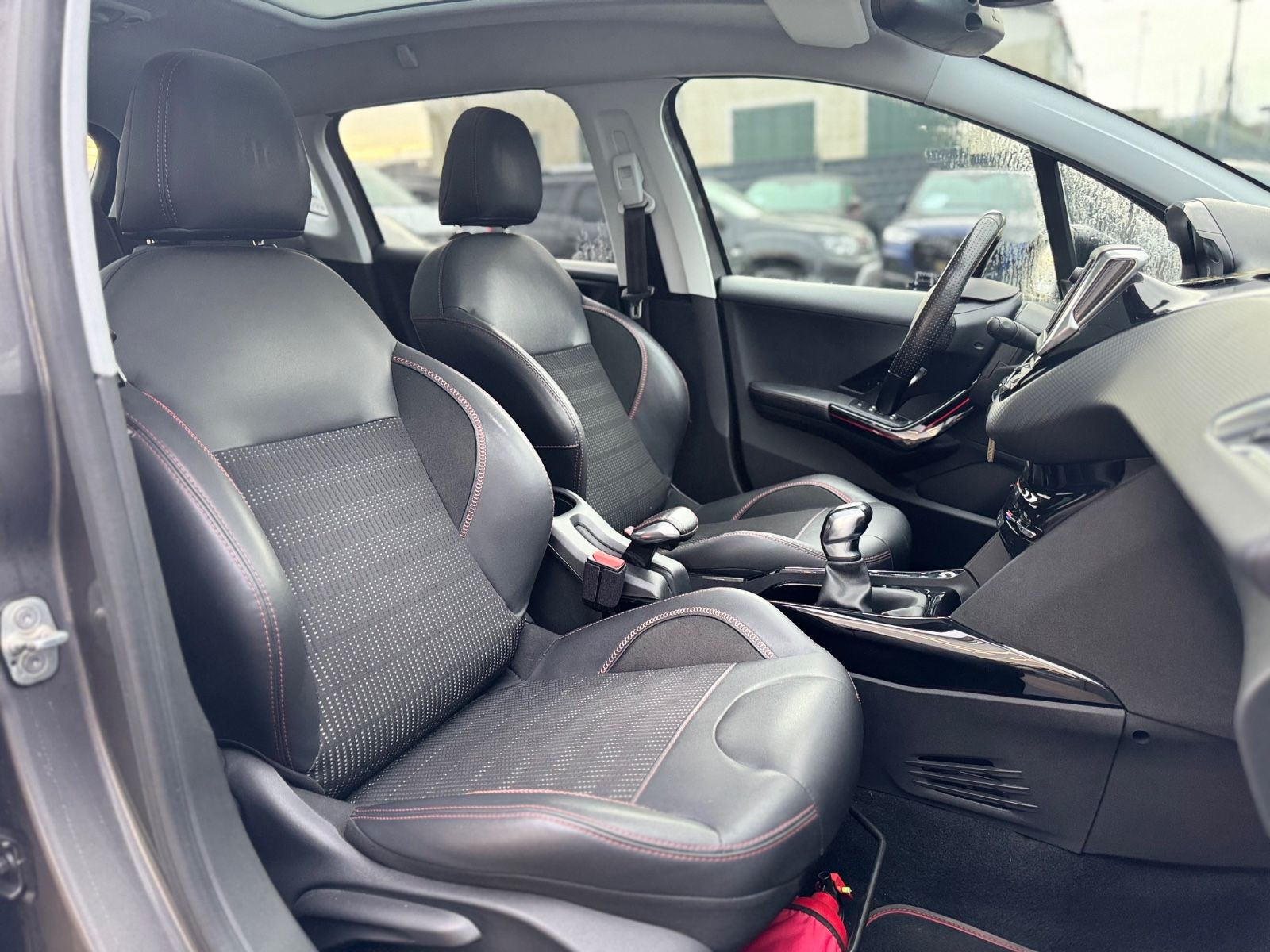 Fahrzeugabbildung Peugeot 2008 BLUE HDI 100 *GT-LINE*PANORAMA*SPORTSITZE*