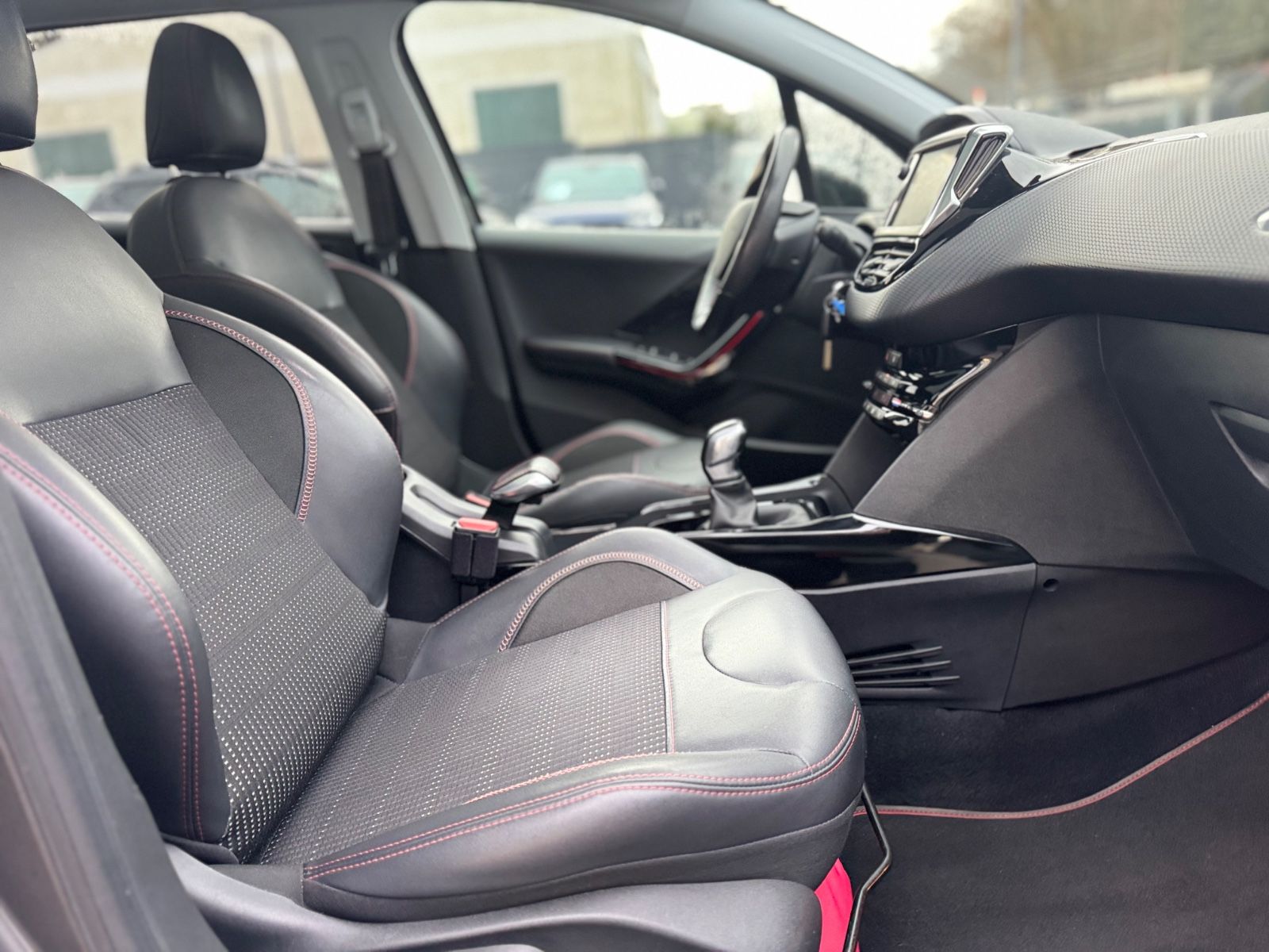 Fahrzeugabbildung Peugeot 2008 BLUE HDI 100 *GT-LINE*PANORAMA*SPORTSITZE*