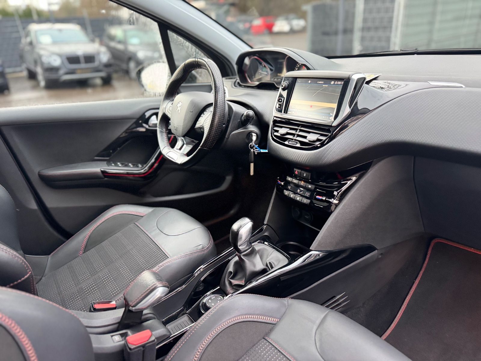 Fahrzeugabbildung Peugeot 2008 BLUE HDI 100 *GT-LINE*PANORAMA*SPORTSITZE*