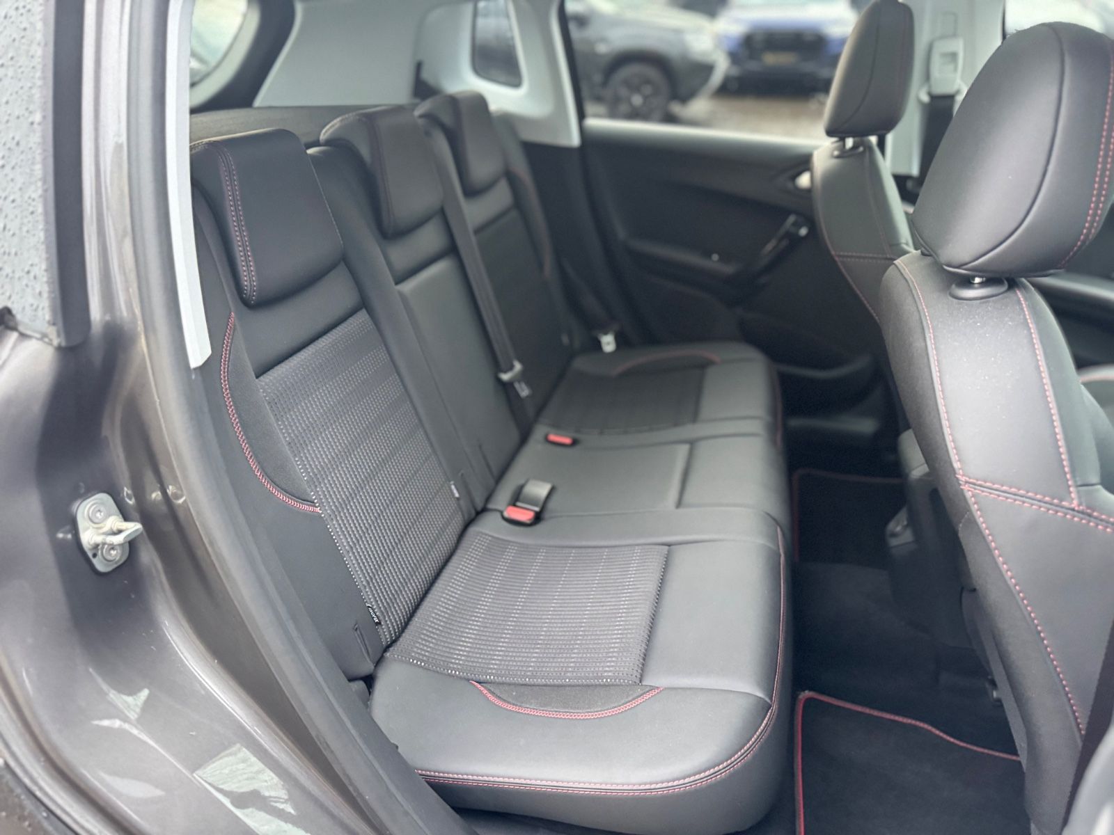 Fahrzeugabbildung Peugeot 2008 BLUE HDI 100 *GT-LINE*PANORAMA*SPORTSITZE*