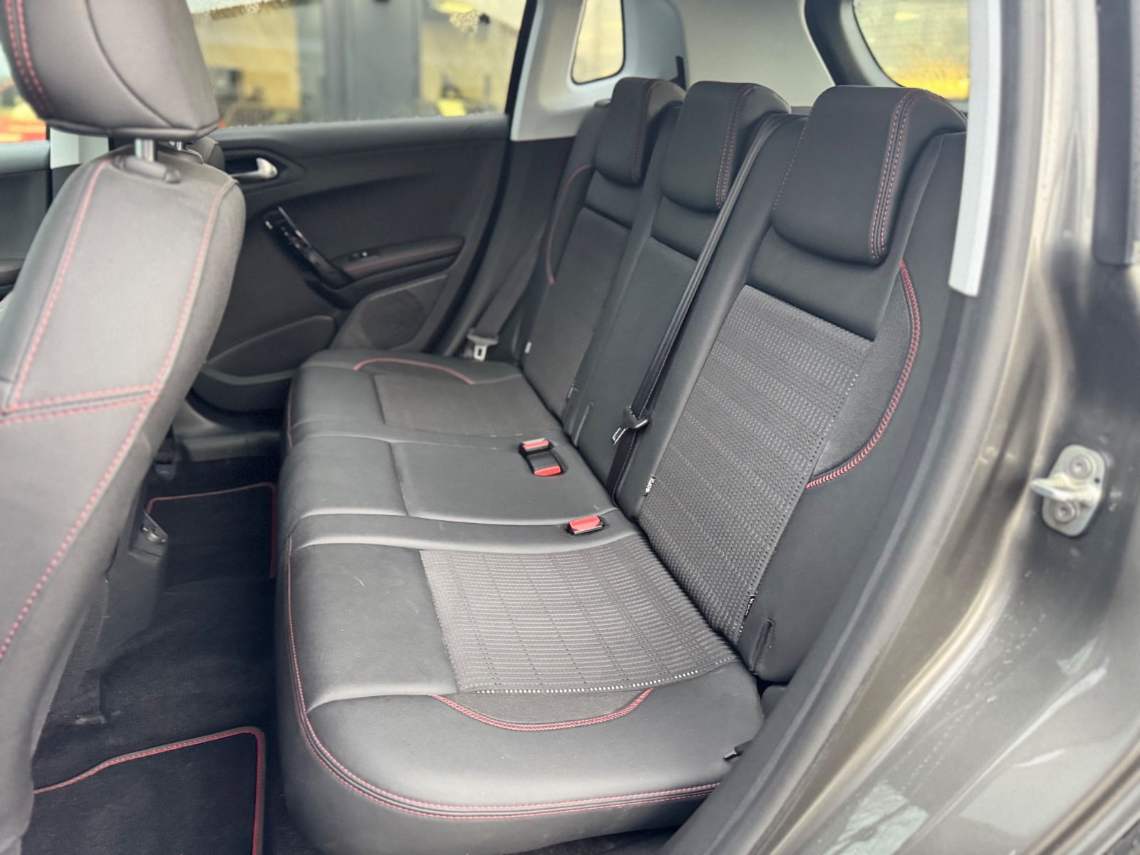 Fahrzeugabbildung Peugeot 2008 BLUE HDI 100 *GT-LINE*PANORAMA*SPORTSITZE*