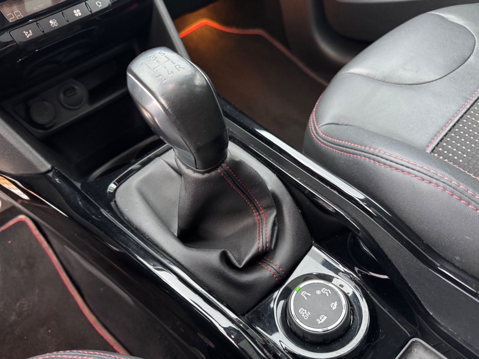 Fahrzeugabbildung Peugeot 2008 BLUE HDI 100 *GT-LINE*PANORAMA*SPORTSITZE*