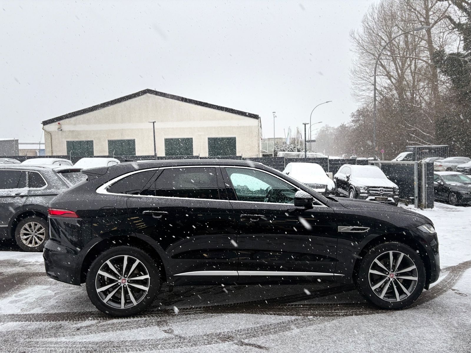Fahrzeugabbildung Jaguar F-PACE R-DYNAMIC AWD*AUT*1.HD*PANO*LED*EL.AHK*