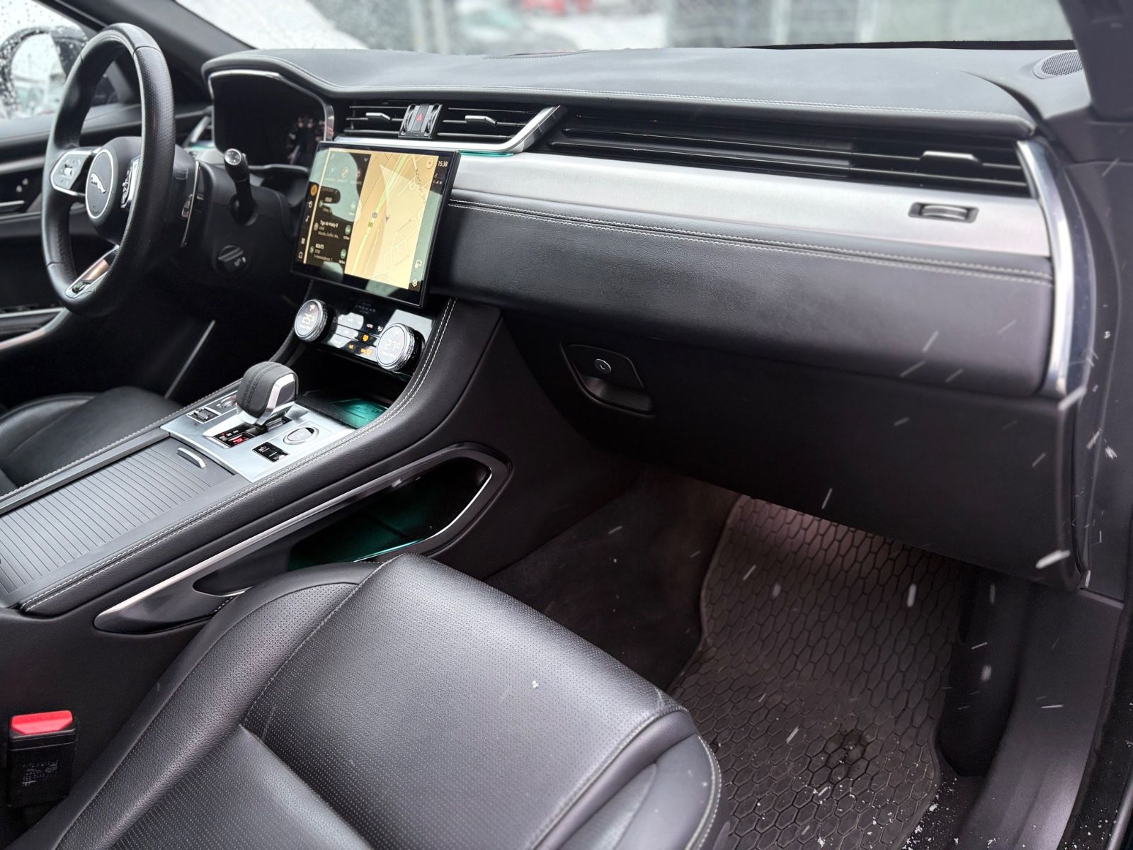 Fahrzeugabbildung Jaguar F-PACE R-DYNAMIC AWD*AUT*1.HD*PANO*LED*EL.AHK*