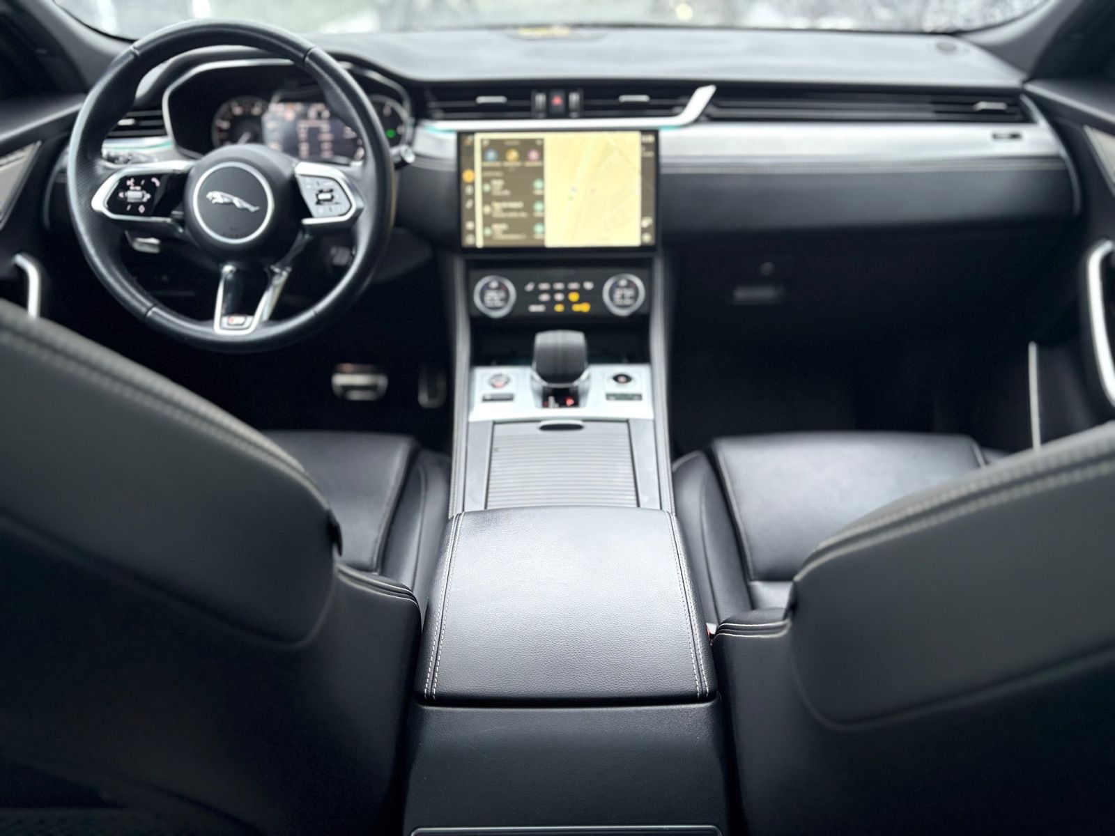 Fahrzeugabbildung Jaguar F-PACE R-DYNAMIC AWD*AUT*1.HD*PANO*LED*EL.AHK*