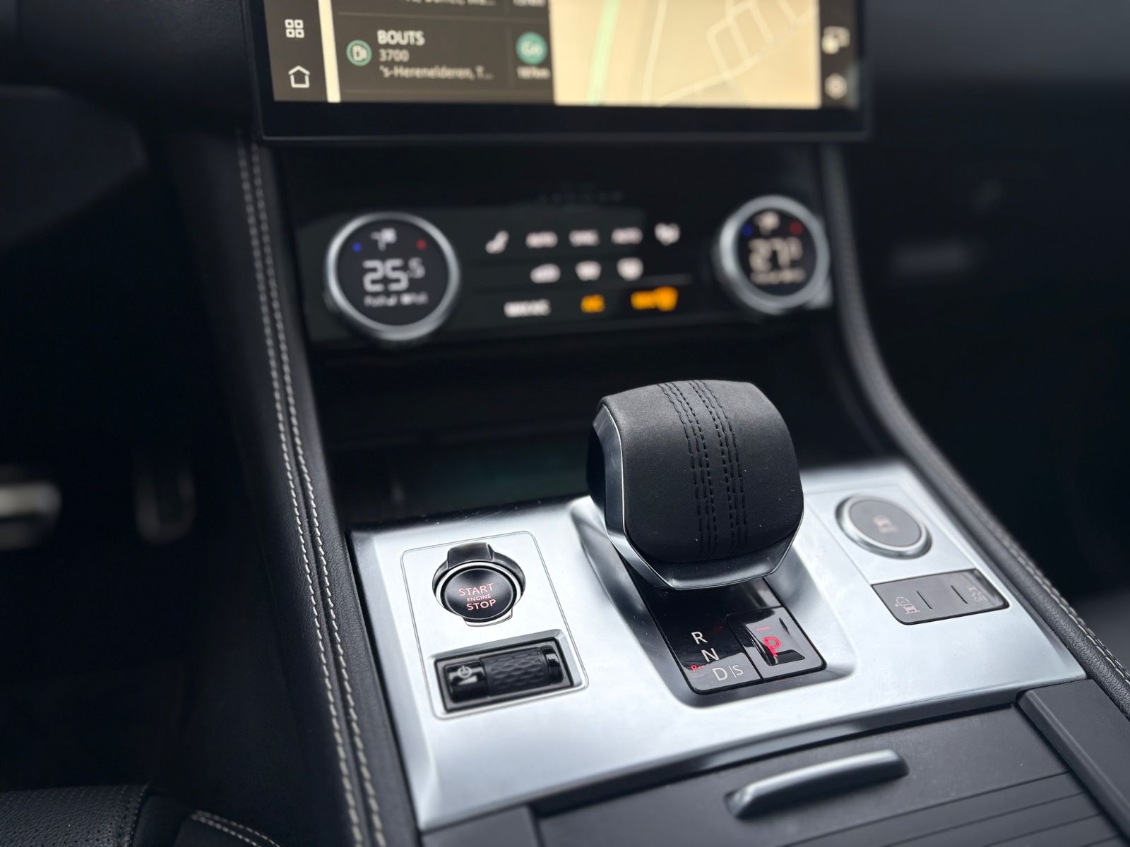 Fahrzeugabbildung Jaguar F-PACE R-DYNAMIC AWD*AUT*1.HD*PANO*LED*EL.AHK*