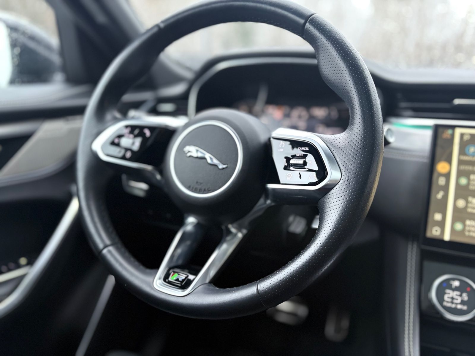 Fahrzeugabbildung Jaguar F-PACE R-DYNAMIC AWD*AUT*1.HD*PANO*LED*EL.AHK*