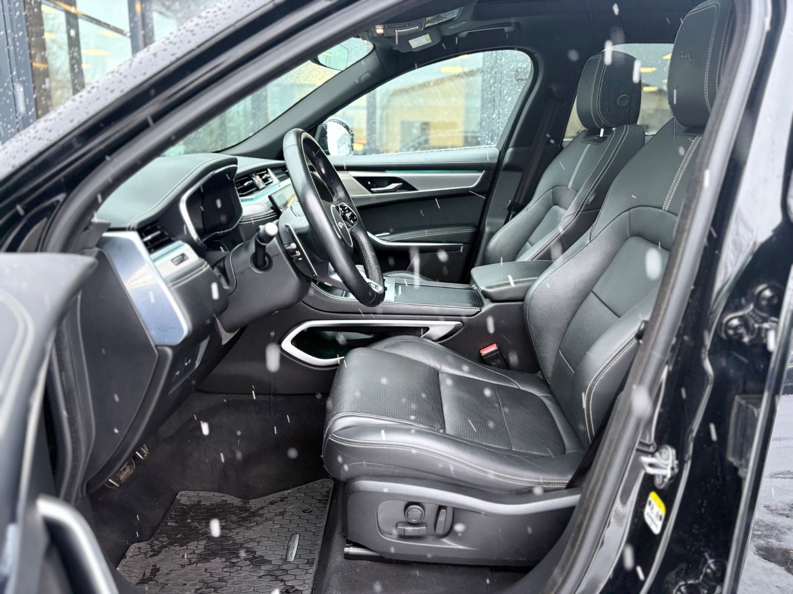 Fahrzeugabbildung Jaguar F-PACE R-DYNAMIC AWD*AUT*1.HD*PANO*LED*EL.AHK*