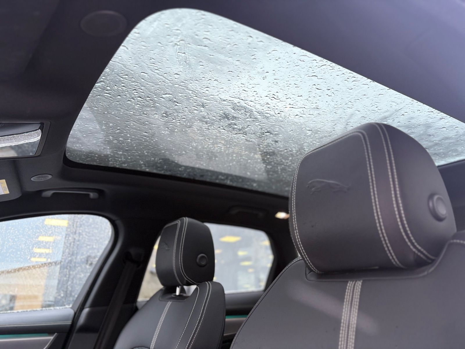 Fahrzeugabbildung Jaguar F-PACE R-DYNAMIC AWD*AUT*1.HD*PANO*LED*EL.AHK*