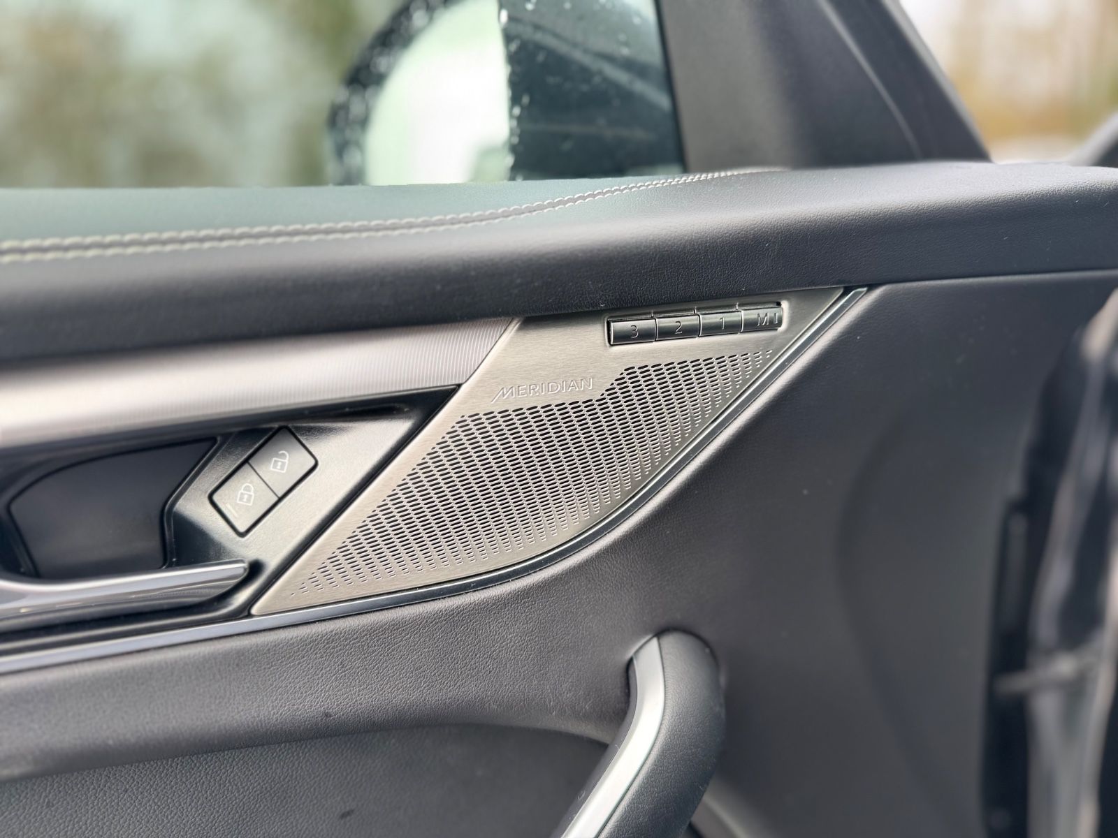 Fahrzeugabbildung Jaguar F-PACE R-DYNAMIC AWD*AUT*1.HD*PANO*LED*EL.AHK*