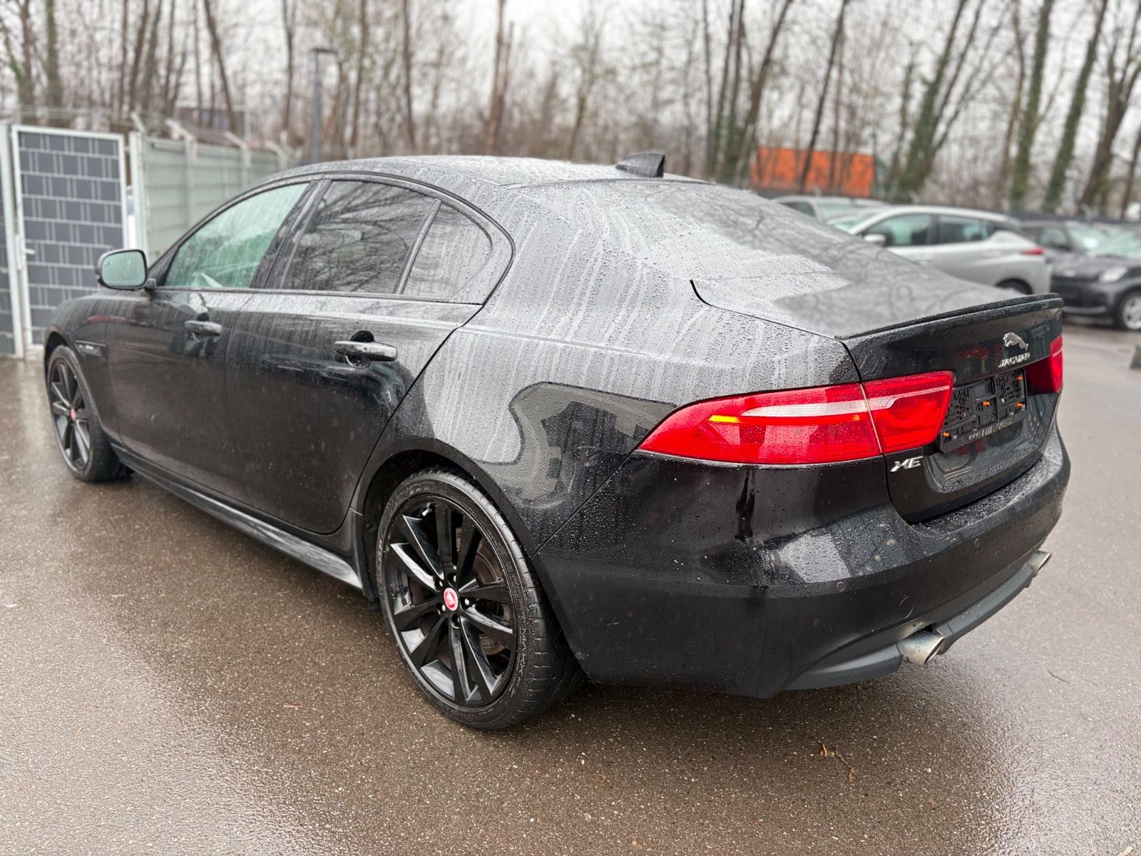 Fahrzeugabbildung Jaguar XE LIM AWD R-DYNAMIC*AUT*LED*BLACK-PACK*2.HD*TOP