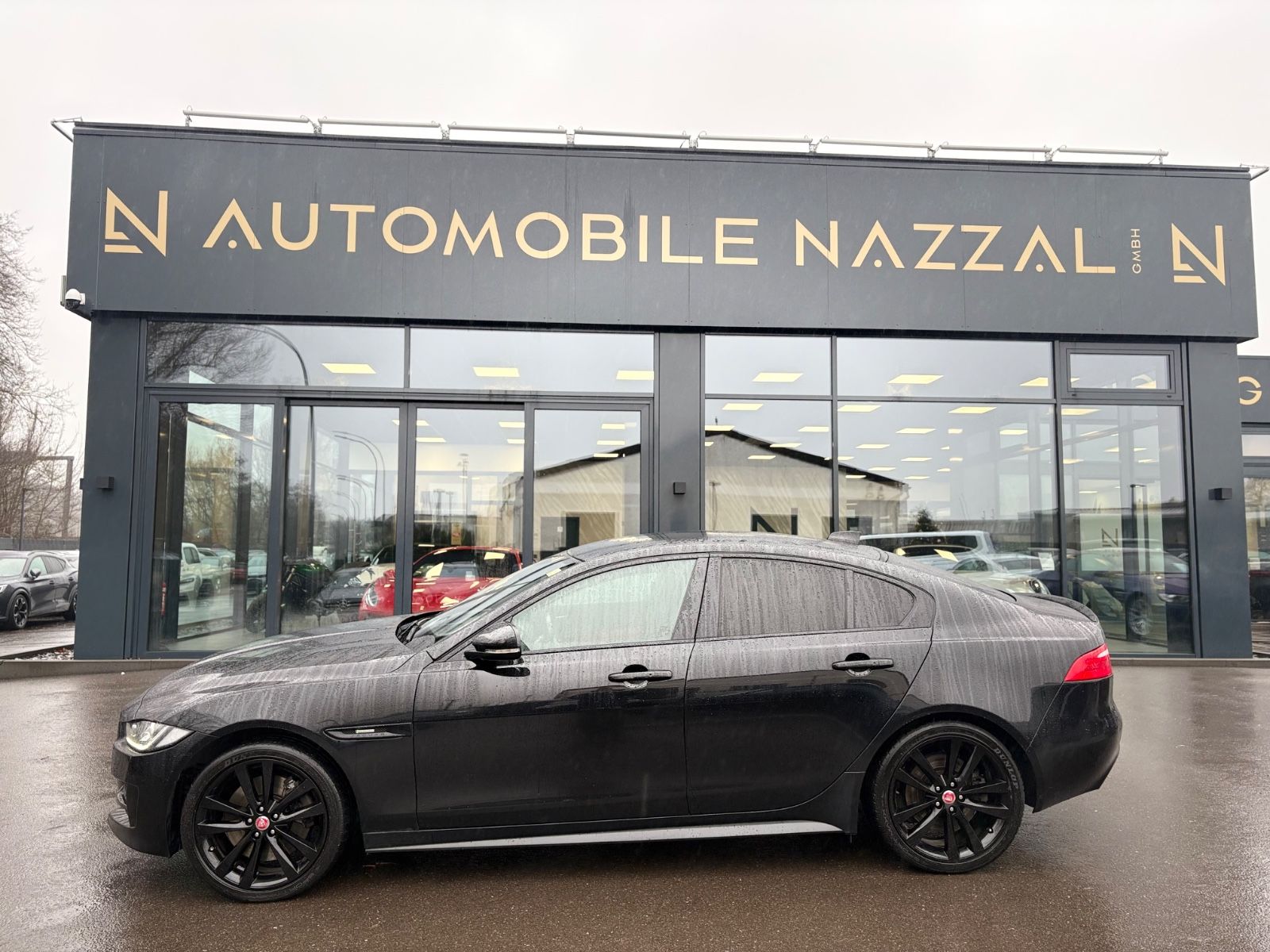 Fahrzeugabbildung Jaguar XE LIM AWD R-DYNAMIC*AUT*LED*BLACK-PACK*2.HD*TOP