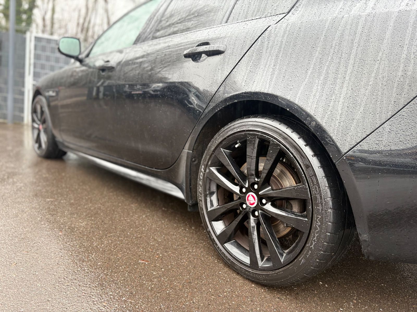 Fahrzeugabbildung Jaguar XE LIM AWD R-DYNAMIC*AUT*LED*BLACK-PACK*2.HD*TOP