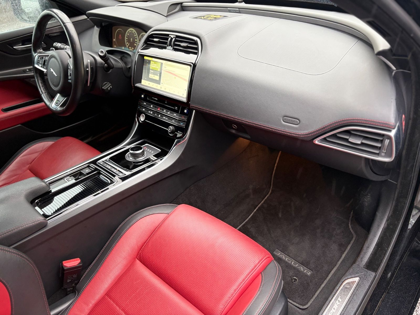 Fahrzeugabbildung Jaguar XE LIM AWD R-DYNAMIC*AUT*LED*BLACK-PACK*2.HD*TOP