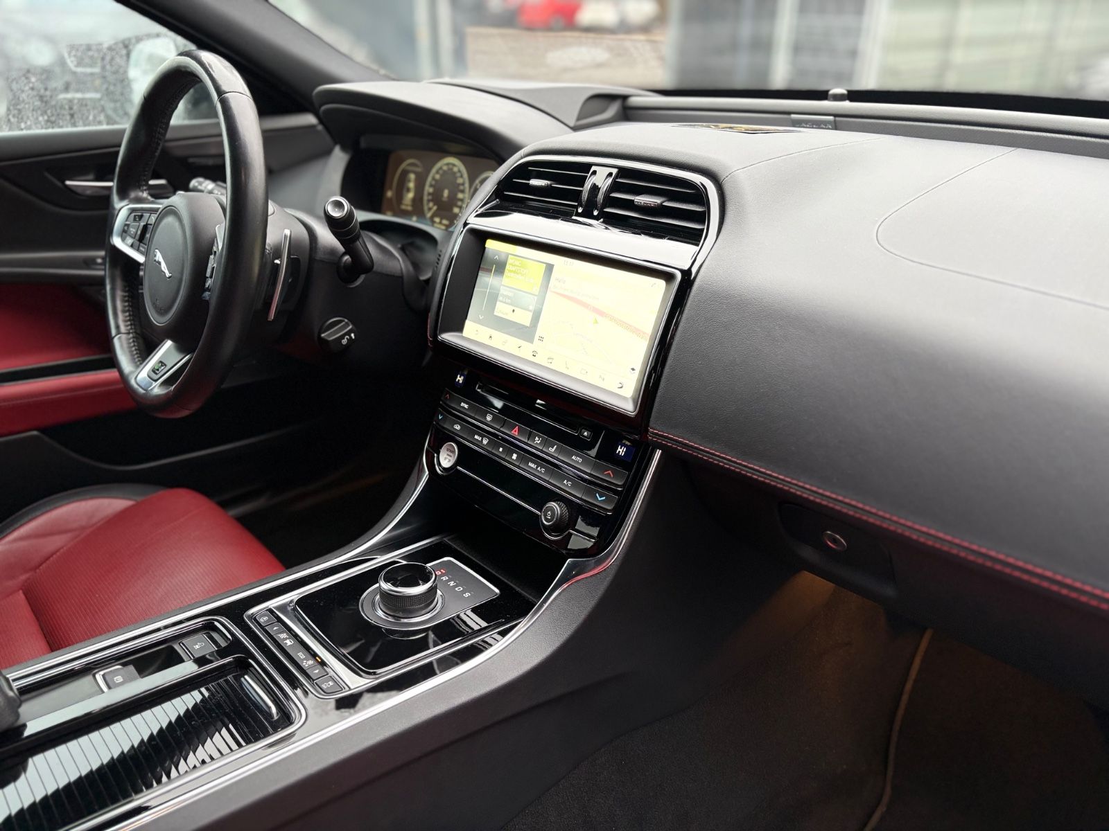 Fahrzeugabbildung Jaguar XE LIM AWD R-DYNAMIC*AUT*LED*BLACK-PACK*2.HD*TOP