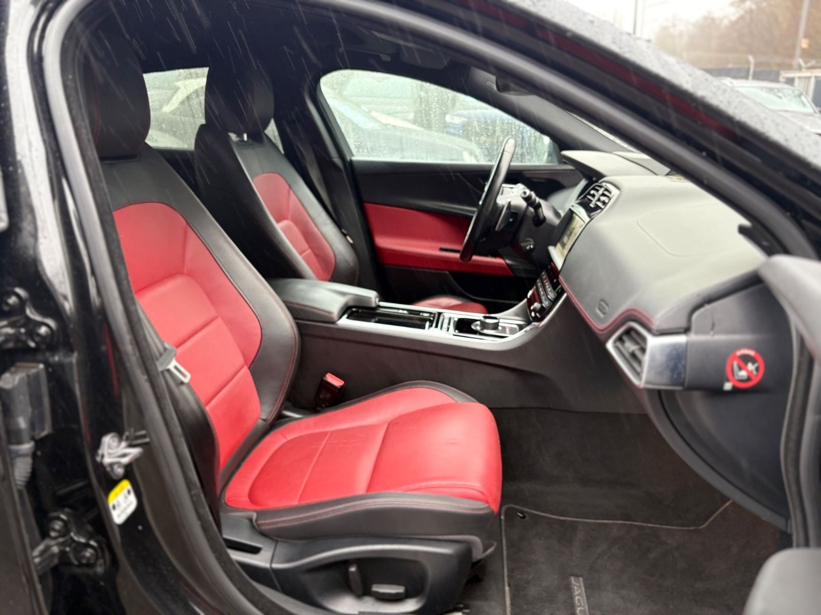 Fahrzeugabbildung Jaguar XE LIM AWD R-DYNAMIC*AUT*LED*BLACK-PACK*2.HD*TOP