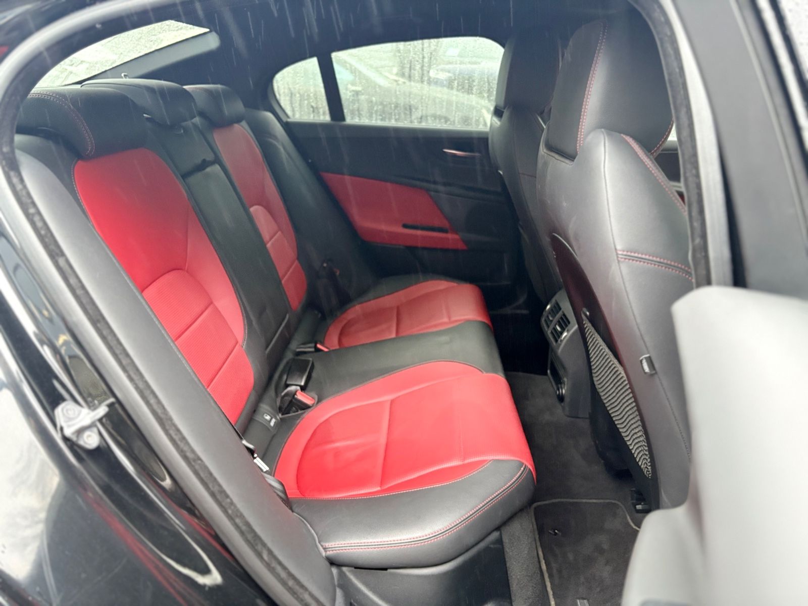 Fahrzeugabbildung Jaguar XE LIM AWD R-DYNAMIC*AUT*LED*BLACK-PACK*2.HD*TOP