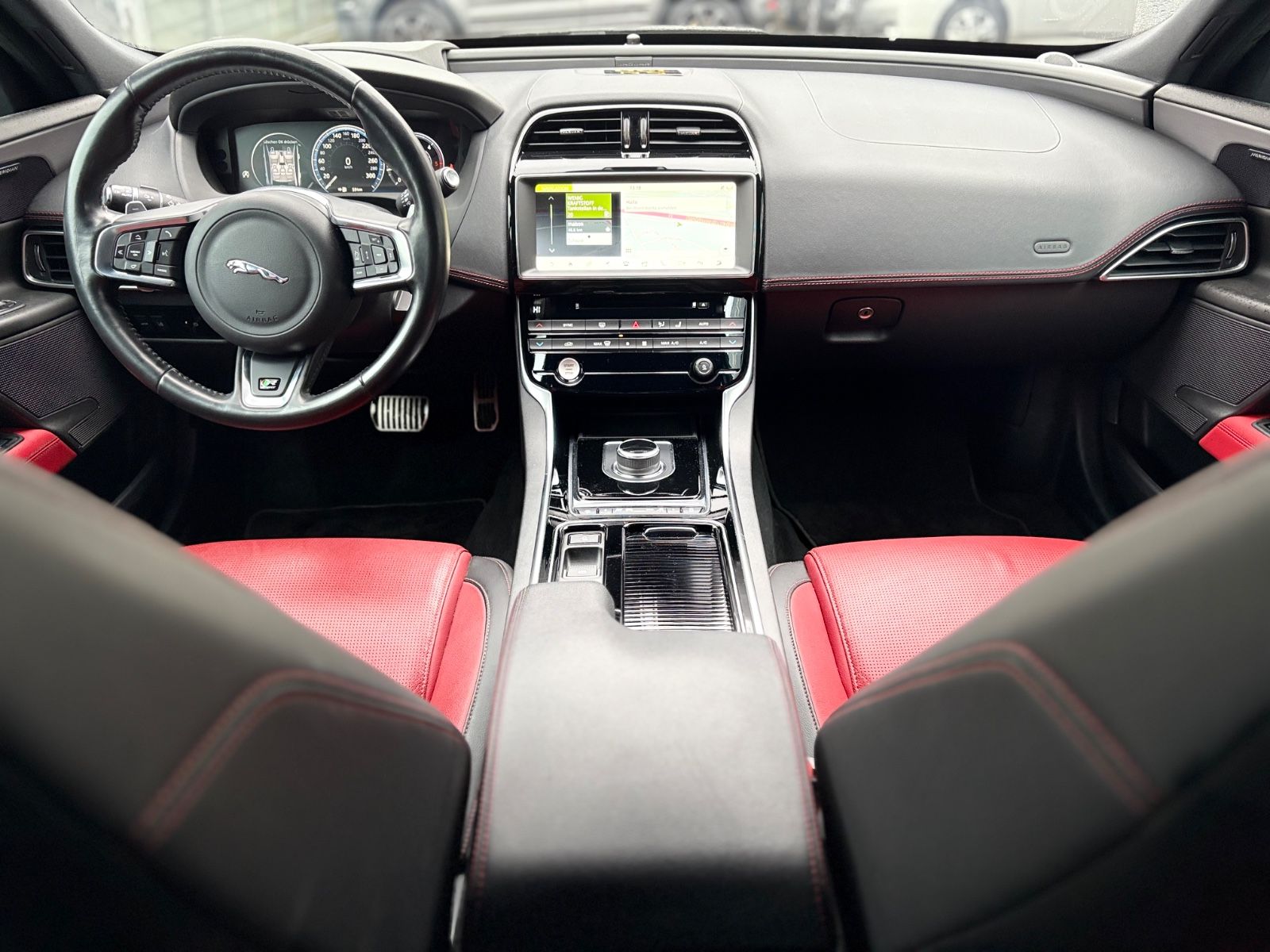 Fahrzeugabbildung Jaguar XE LIM AWD R-DYNAMIC*AUT*LED*BLACK-PACK*2.HD*TOP