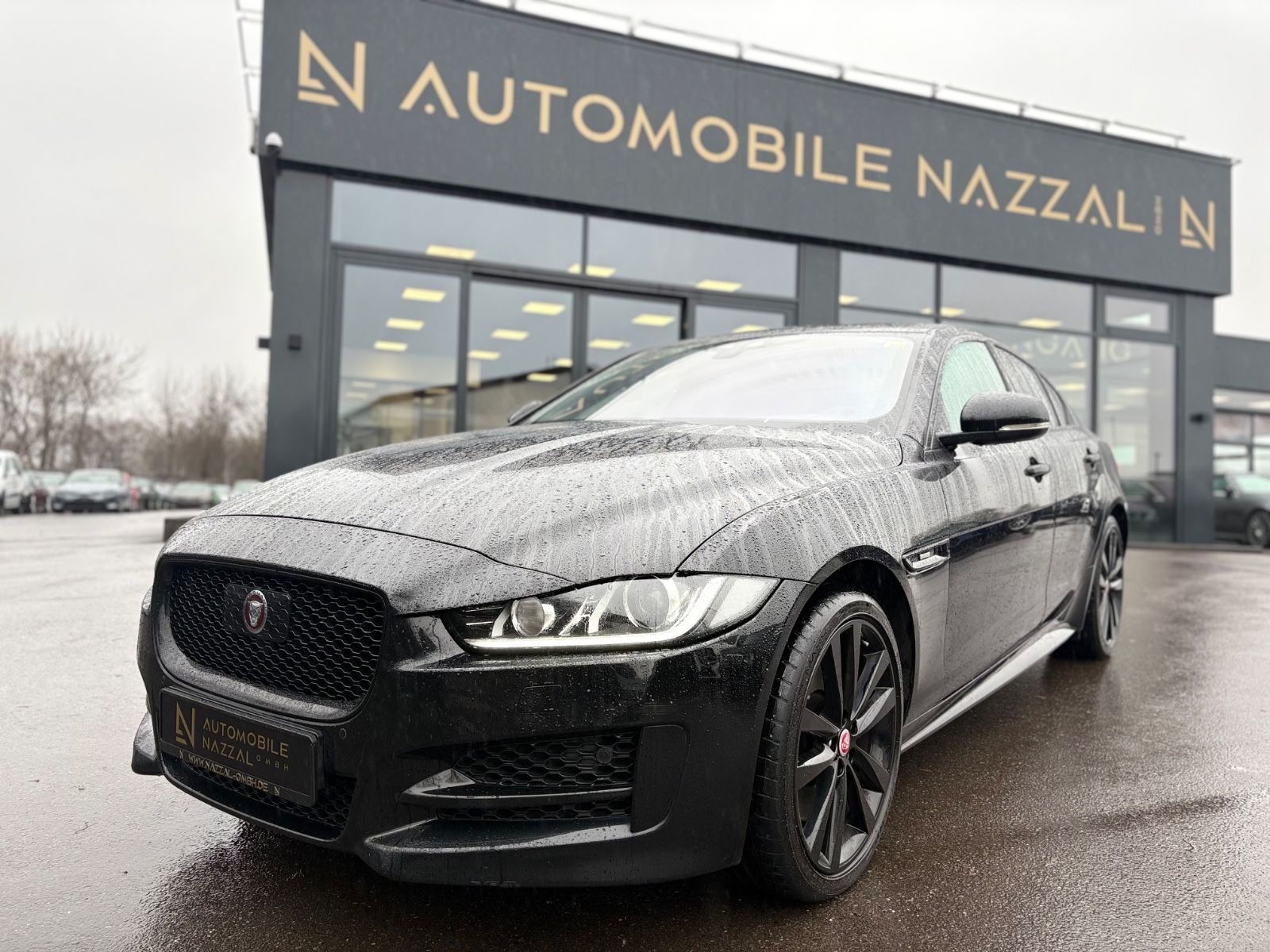 Fahrzeugabbildung Jaguar XE LIM AWD R-DYNAMIC*AUT*LED*BLACK-PACK*2.HD*TOP