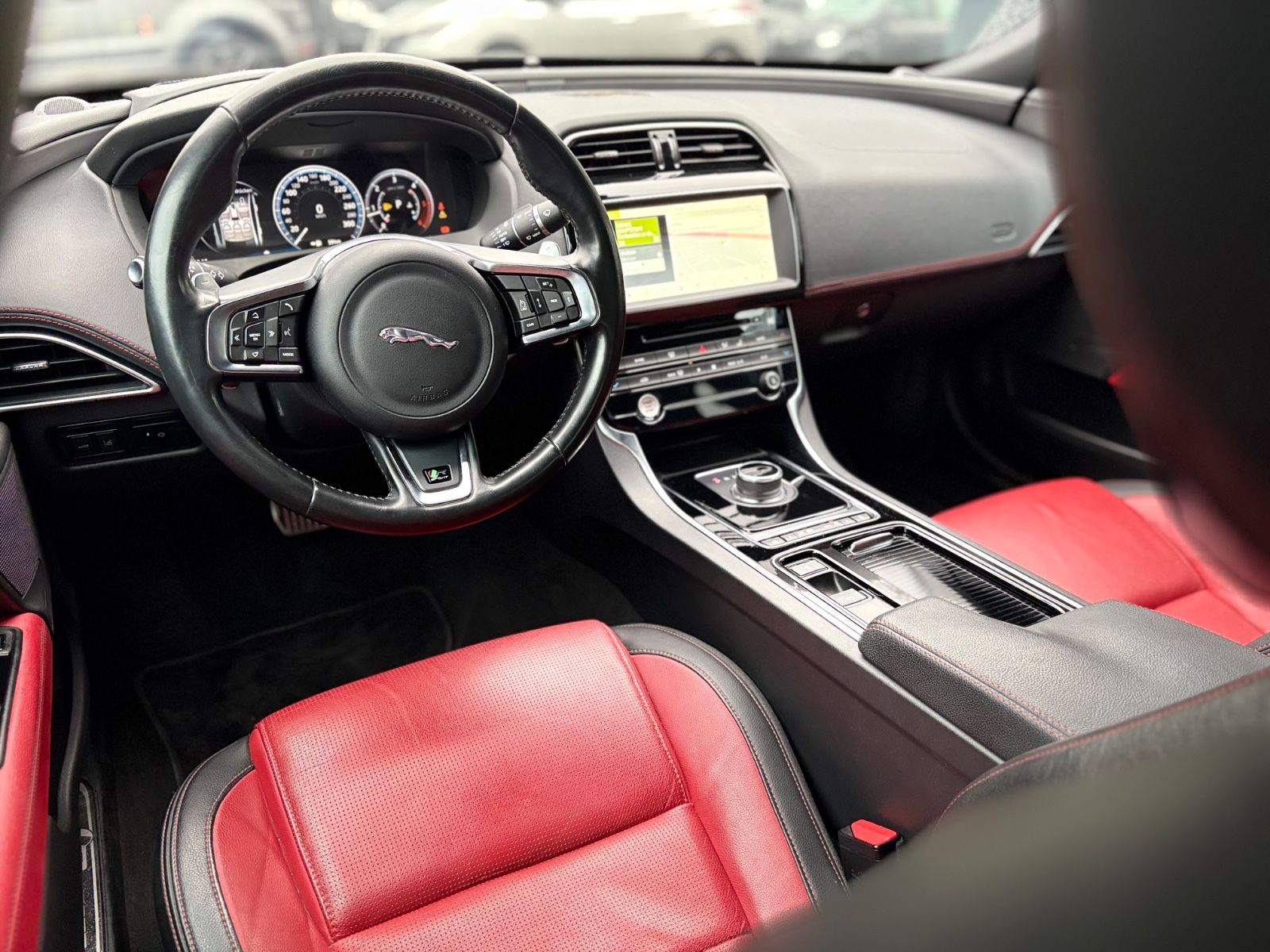 Fahrzeugabbildung Jaguar XE LIM AWD R-DYNAMIC*AUT*LED*BLACK-PACK*2.HD*TOP