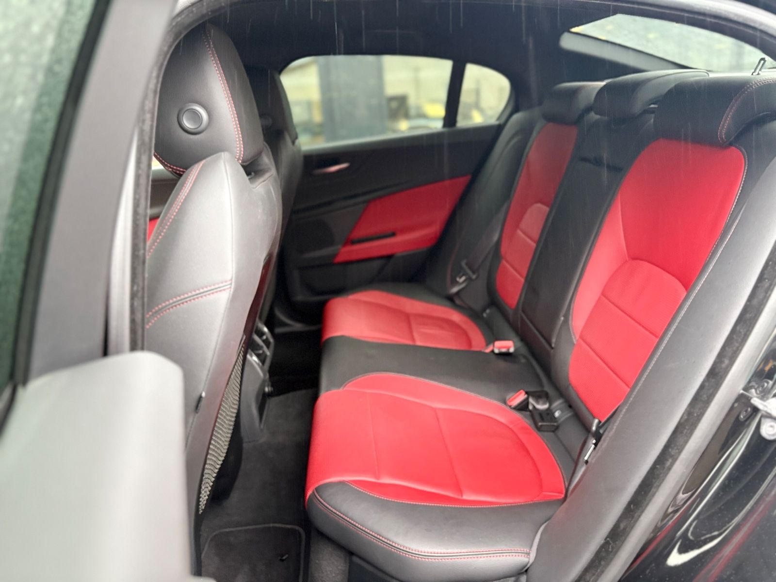 Fahrzeugabbildung Jaguar XE LIM AWD R-DYNAMIC*AUT*LED*BLACK-PACK*2.HD*TOP