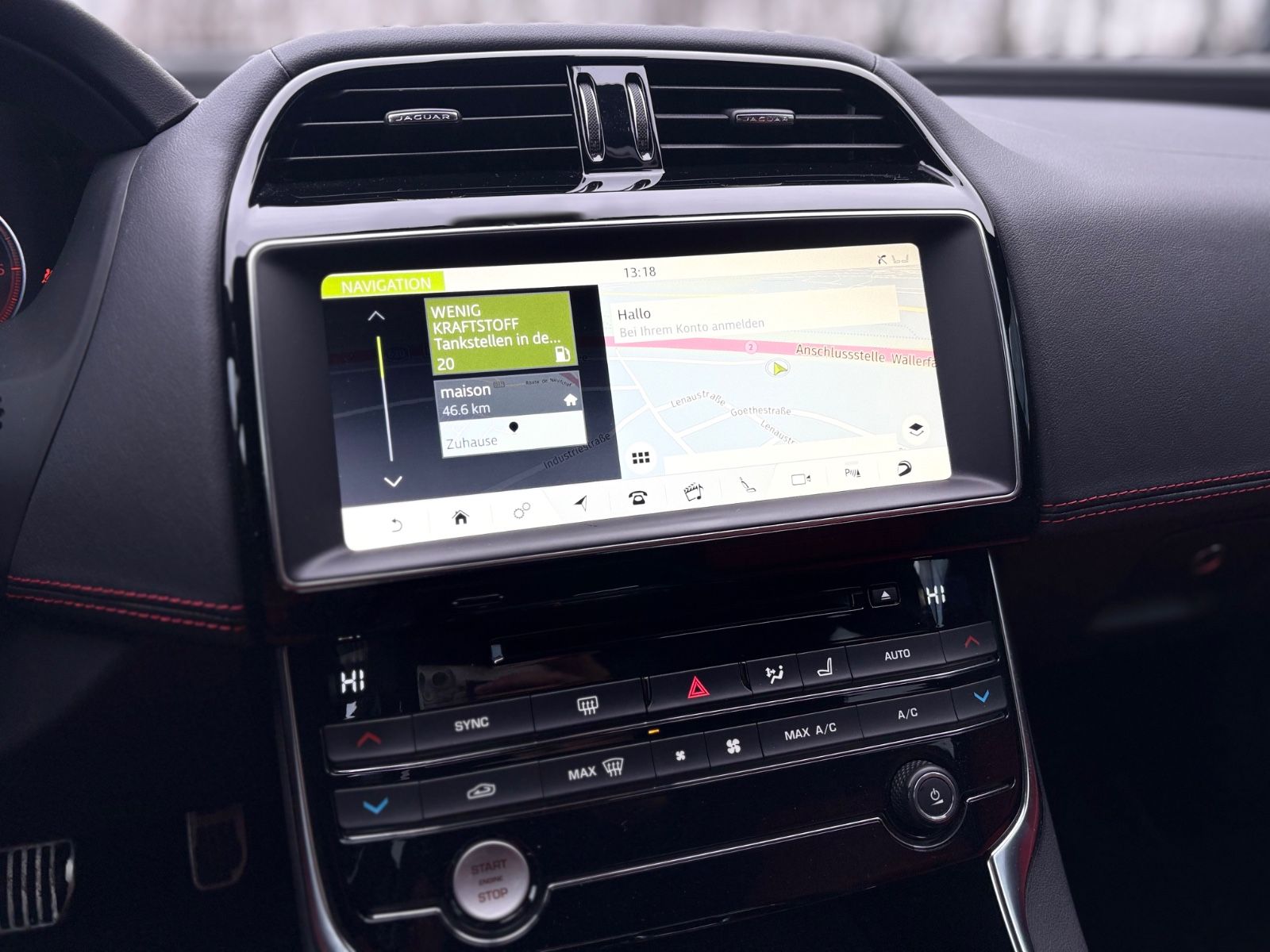 Fahrzeugabbildung Jaguar XE LIM AWD R-DYNAMIC*AUT*LED*BLACK-PACK*2.HD*TOP