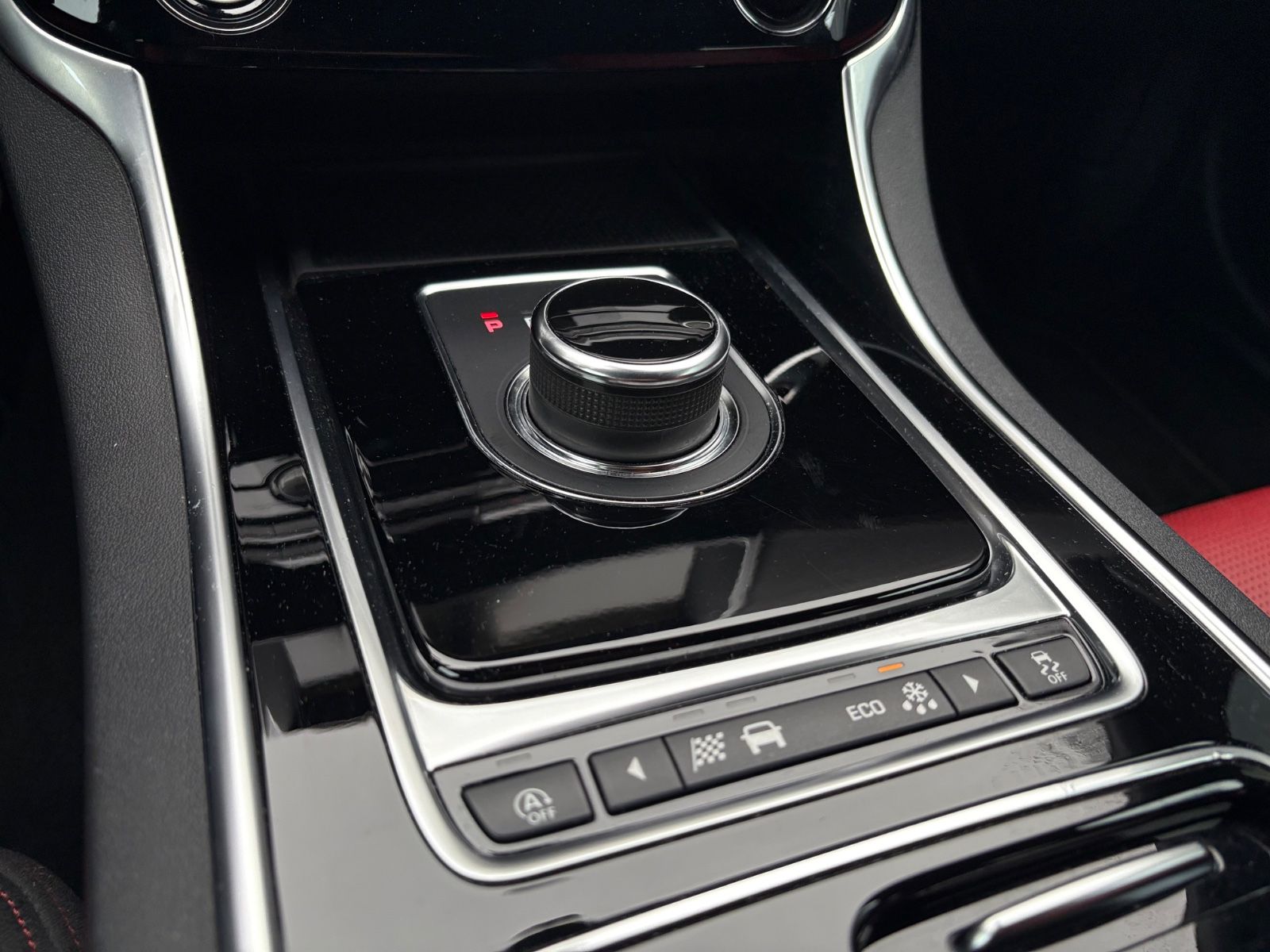 Fahrzeugabbildung Jaguar XE LIM AWD R-DYNAMIC*AUT*LED*BLACK-PACK*2.HD*TOP