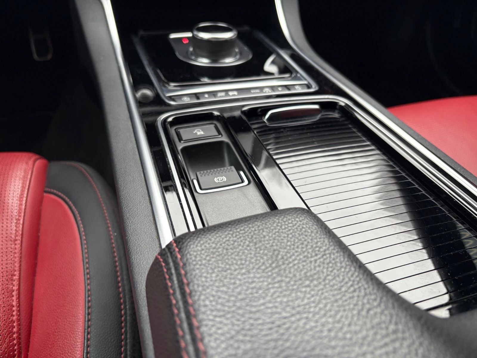 Fahrzeugabbildung Jaguar XE LIM AWD R-DYNAMIC*AUT*LED*BLACK-PACK*2.HD*TOP