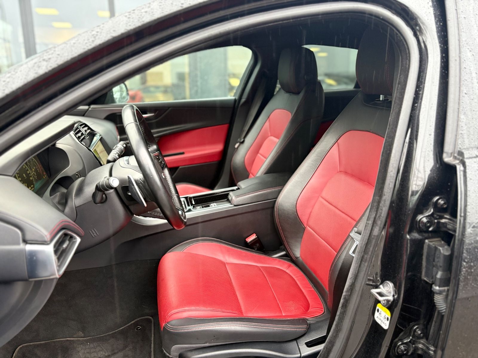 Fahrzeugabbildung Jaguar XE LIM AWD R-DYNAMIC*AUT*LED*BLACK-PACK*2.HD*TOP