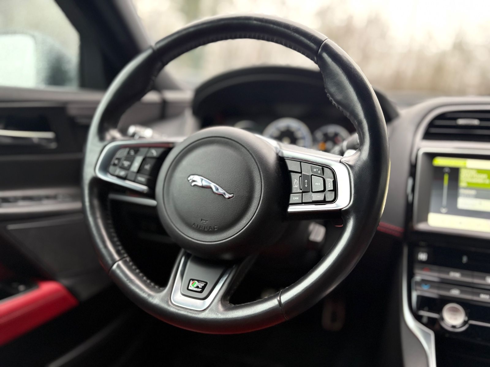 Fahrzeugabbildung Jaguar XE LIM AWD R-DYNAMIC*AUT*LED*BLACK-PACK*2.HD*TOP