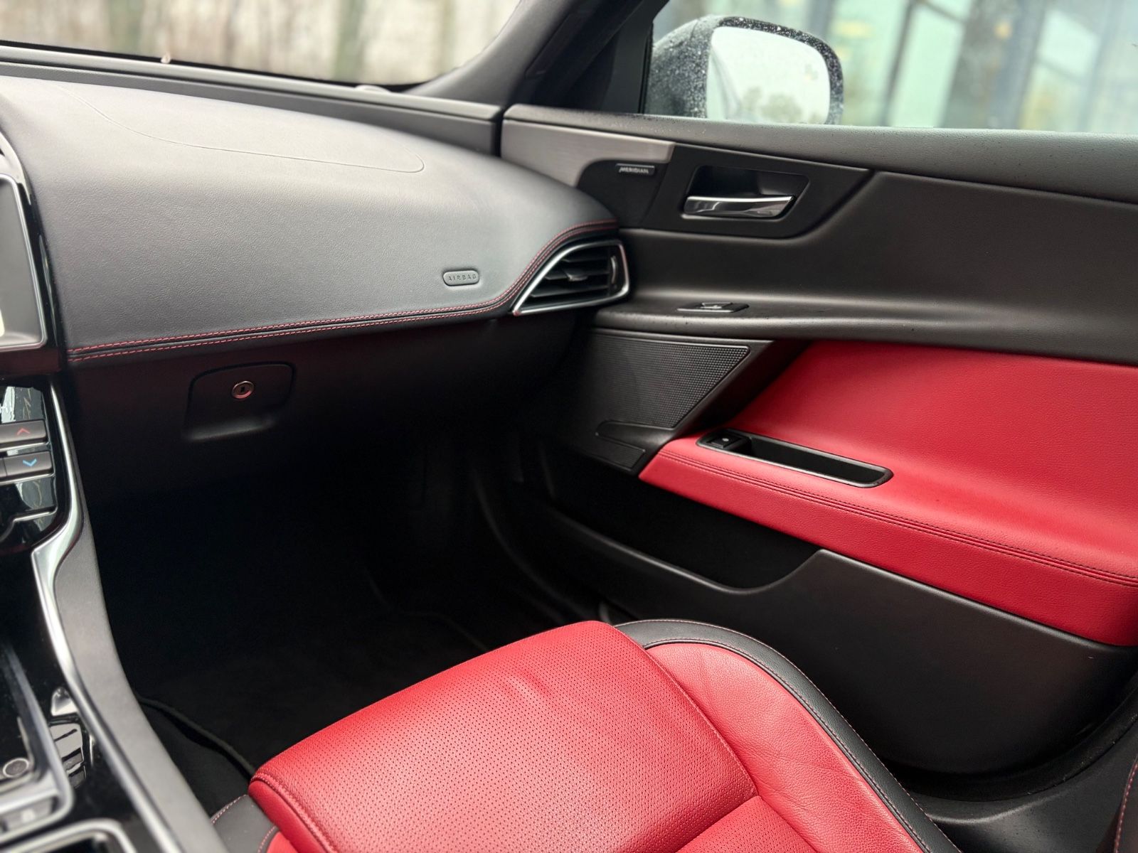 Fahrzeugabbildung Jaguar XE LIM AWD R-DYNAMIC*AUT*LED*BLACK-PACK*2.HD*TOP