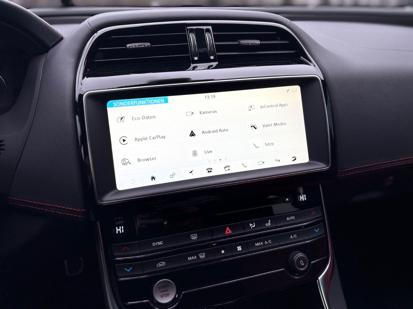 Fahrzeugabbildung Jaguar XE LIM AWD R-DYNAMIC*AUT*LED*BLACK-PACK*2.HD*TOP