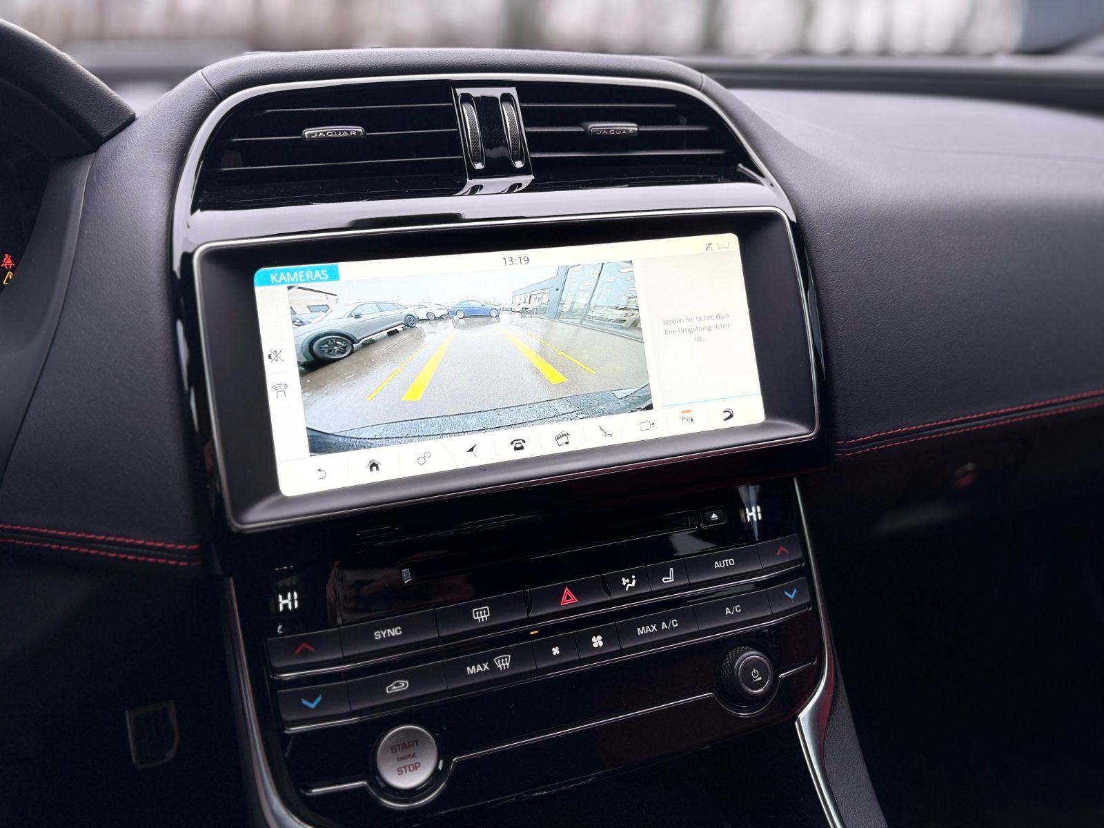 Fahrzeugabbildung Jaguar XE LIM AWD R-DYNAMIC*AUT*LED*BLACK-PACK*2.HD*TOP