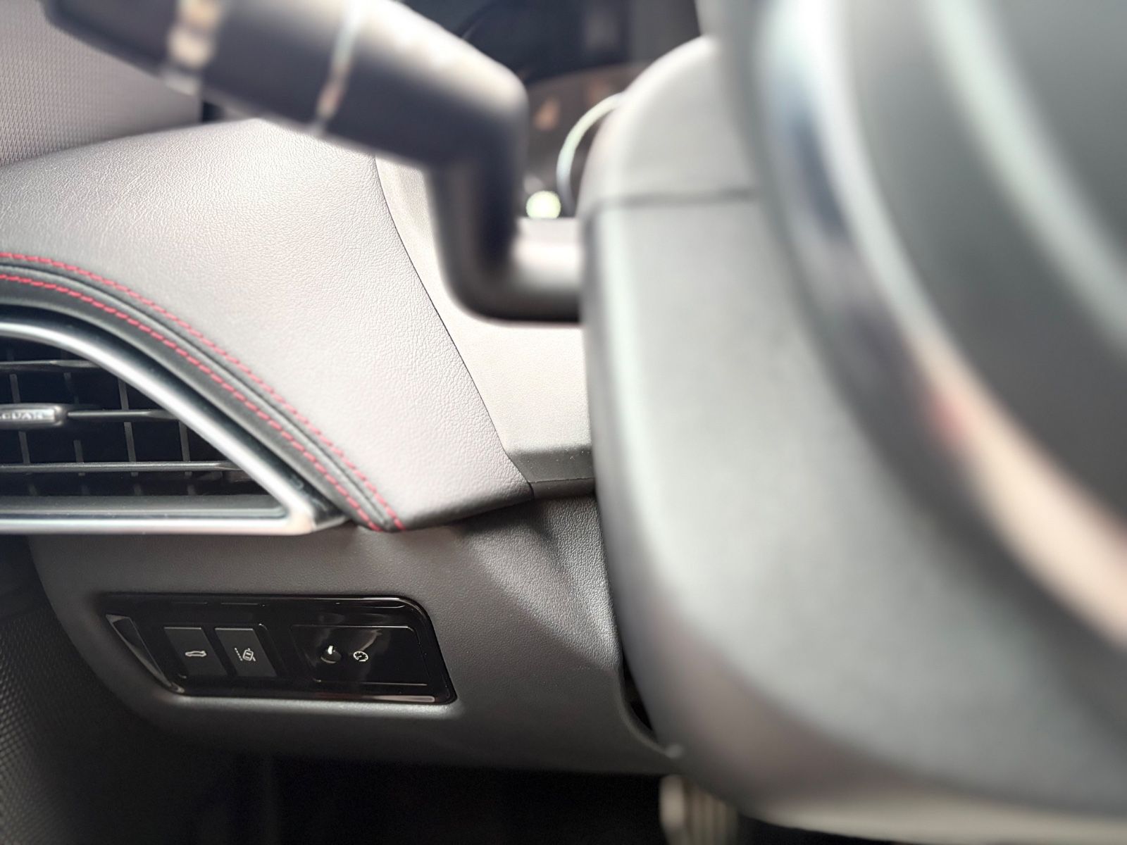 Fahrzeugabbildung Jaguar XE LIM AWD R-DYNAMIC*AUT*LED*BLACK-PACK*2.HD*TOP