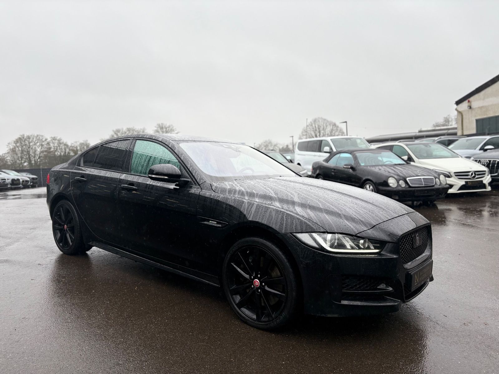 Fahrzeugabbildung Jaguar XE LIM AWD R-DYNAMIC*AUT*LED*BLACK-PACK*2.HD*TOP