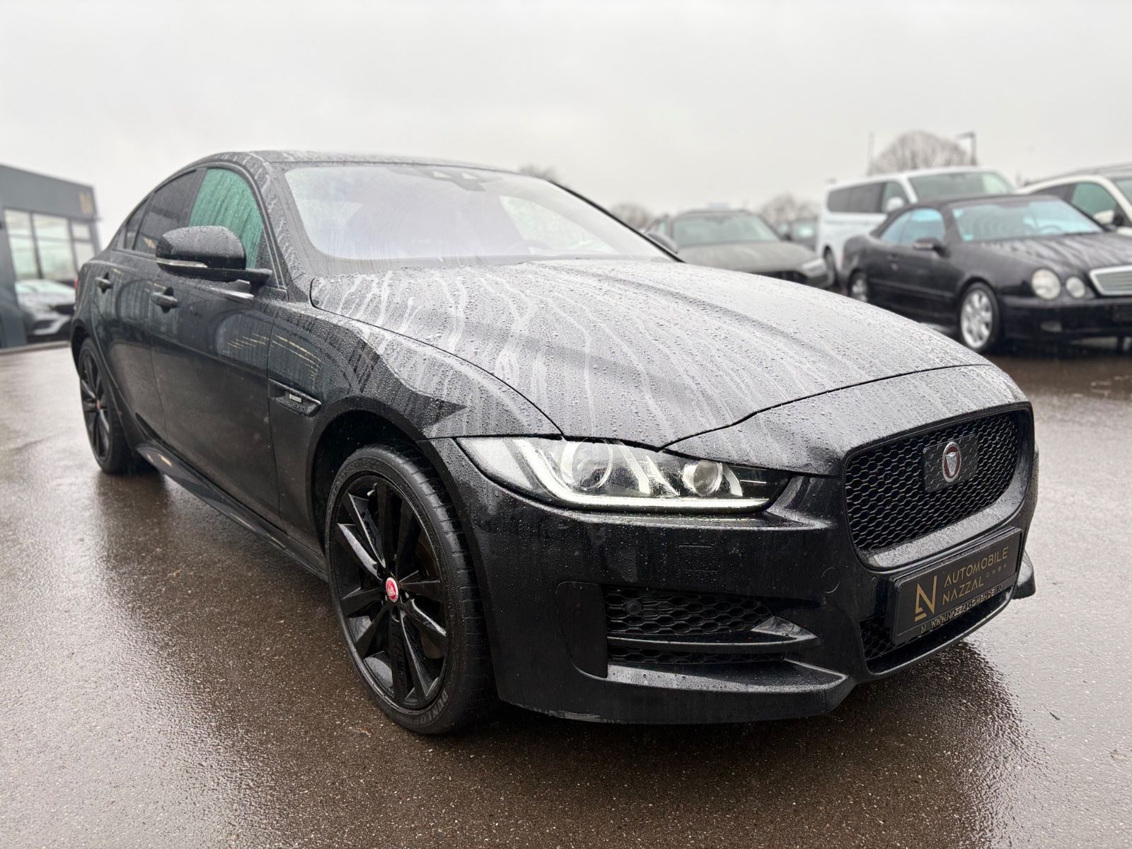 Fahrzeugabbildung Jaguar XE LIM AWD R-DYNAMIC*AUT*LED*BLACK-PACK*2.HD*TOP