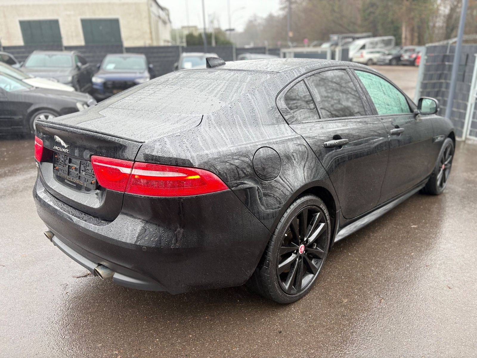 Fahrzeugabbildung Jaguar XE LIM AWD R-DYNAMIC*AUT*LED*BLACK-PACK*2.HD*TOP