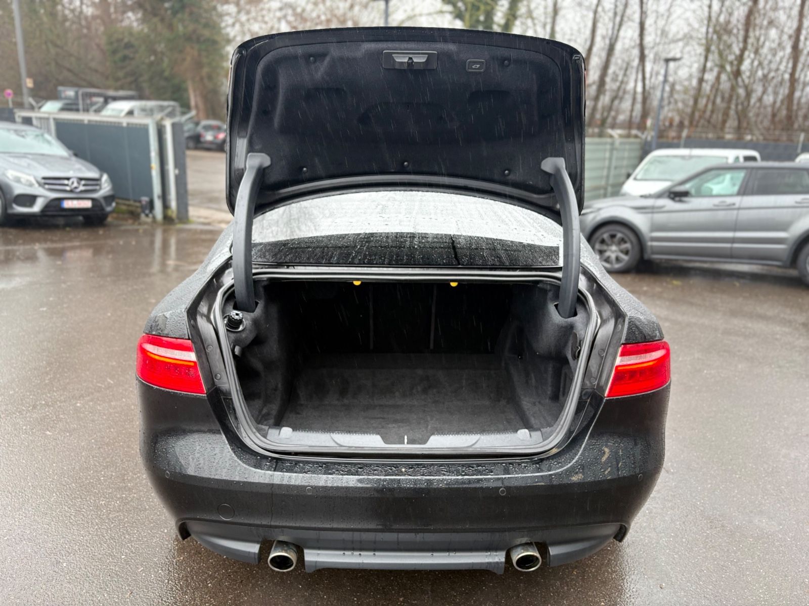 Fahrzeugabbildung Jaguar XE LIM AWD R-DYNAMIC*AUT*LED*BLACK-PACK*2.HD*TOP