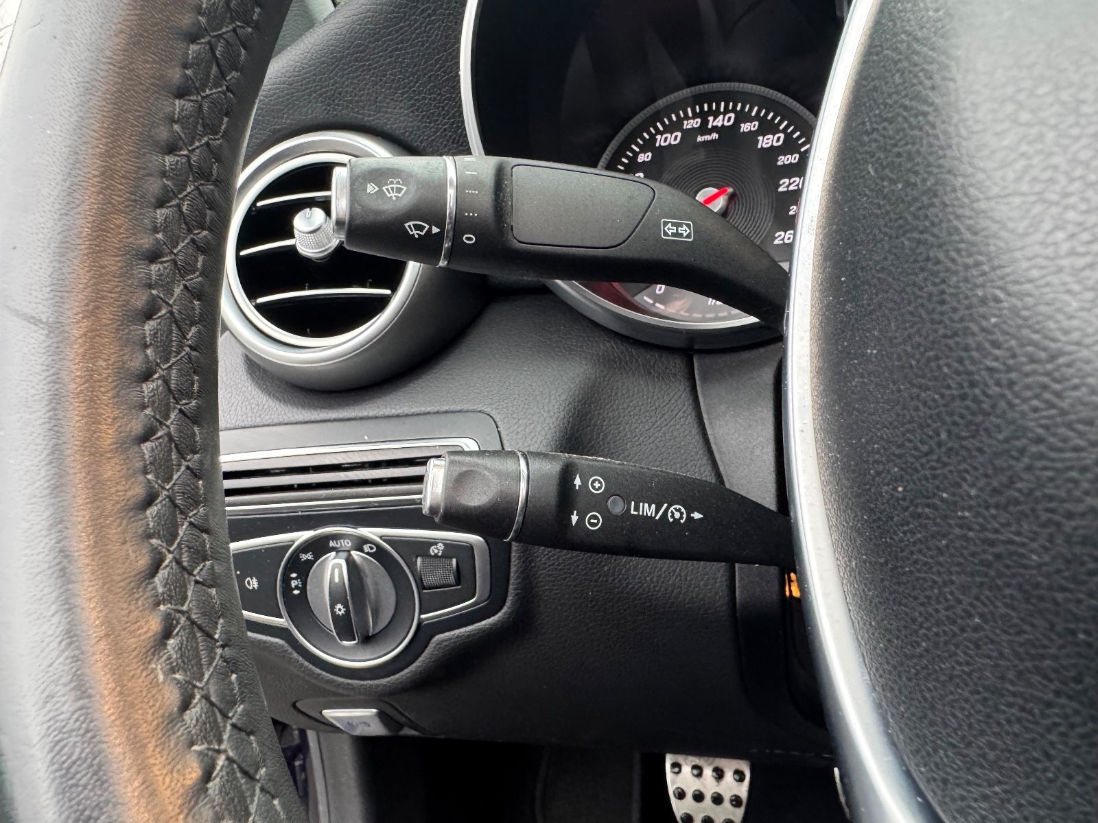 Fahrzeugabbildung Mercedes-Benz C 180 CABRIO*AMG-LINE*AIRSCARF*LEDER*VOLL-LED*