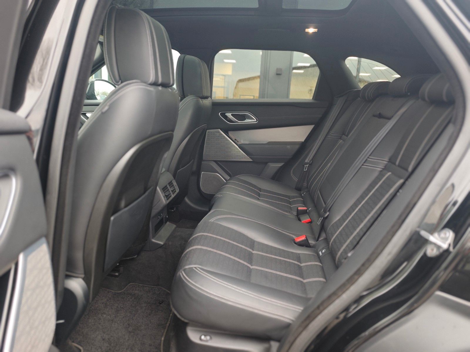 Fahrzeugabbildung Land Rover RANGE ROVER VELAR P300D*R-DYNAMIC*PANORAMA*LUFT*