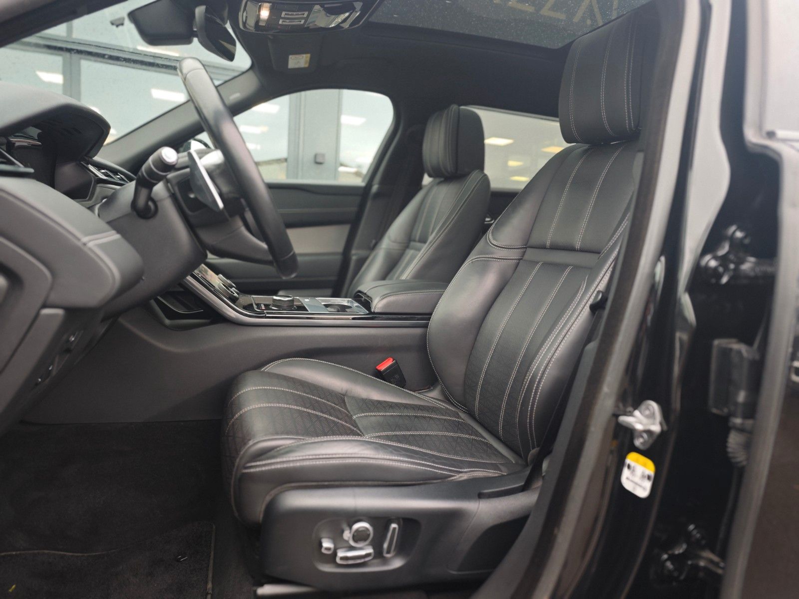 Fahrzeugabbildung Land Rover RANGE ROVER VELAR P300D*R-DYNAMIC*PANORAMA*LUFT*