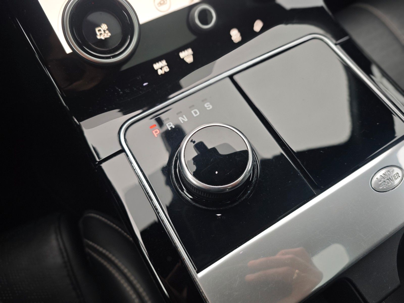 Fahrzeugabbildung Land Rover RANGE ROVER VELAR P300D*R-DYNAMIC*PANORAMA*LUFT*