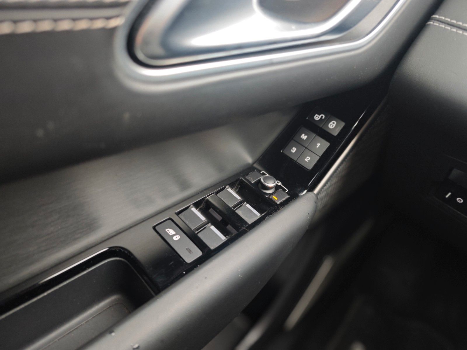 Fahrzeugabbildung Land Rover RANGE ROVER VELAR P300D*R-DYNAMIC*PANORAMA*LUFT*